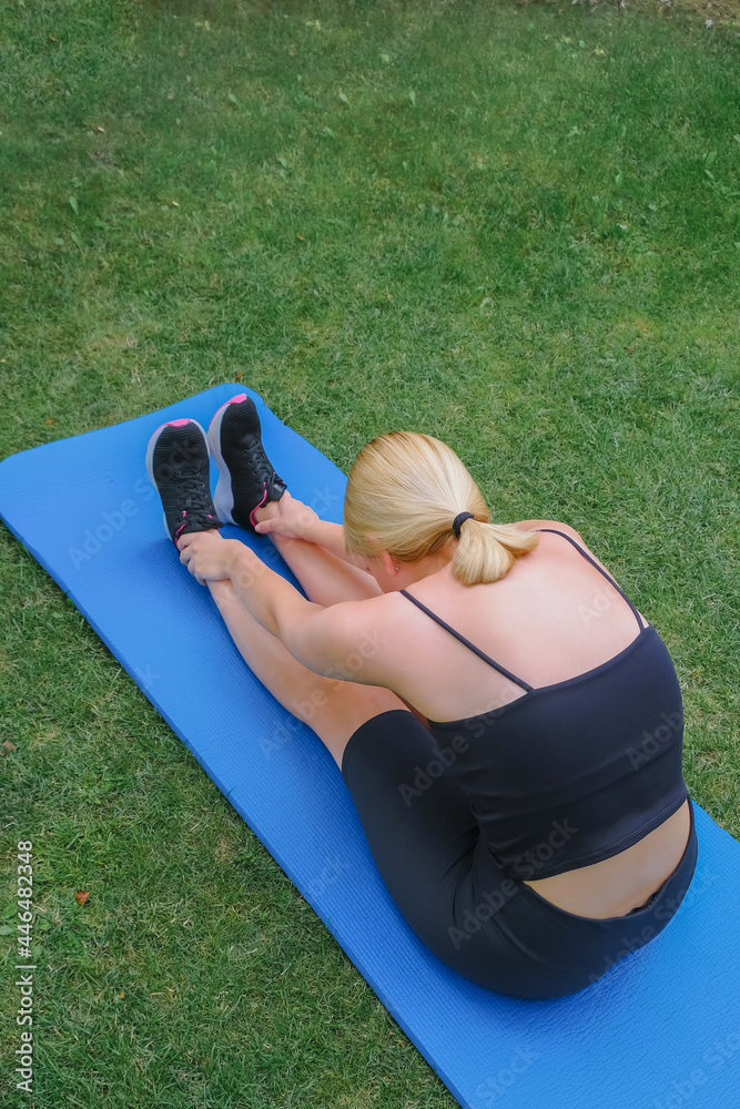 Naklejka premium Fitness outdoors forest Workplace at home Workout in summer lockdown quarantine Self care wellness.Sports fit and recreation concept locked up with fitness apps online
