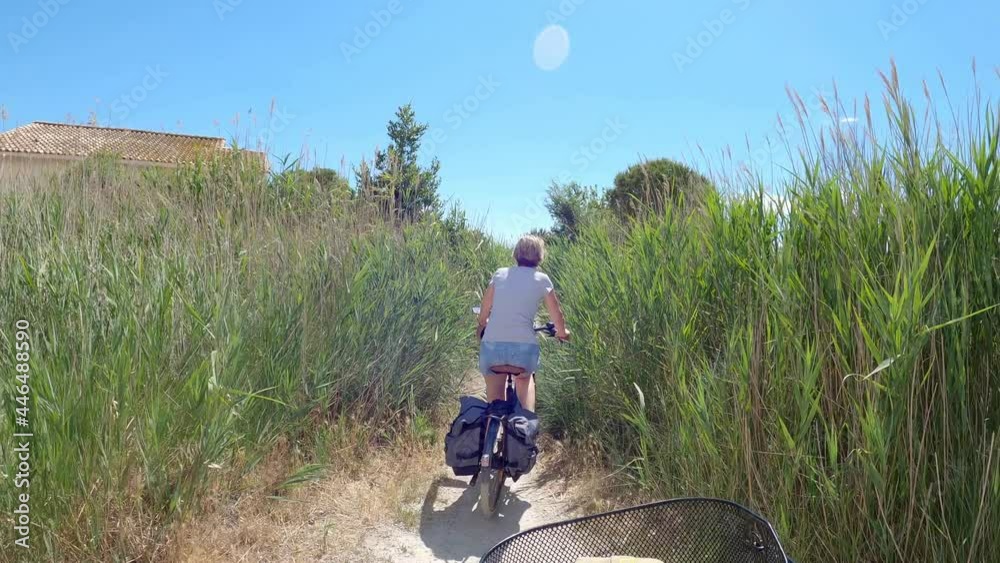 Une femme faisant du vélo en campagne
