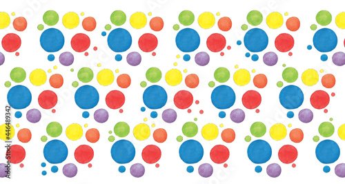 Círculos de colores pintados en acuarela. Colores primarios y secundarios: azul, rojo, amarillo, verde, lila y naranja. Topos, fondo blanco.