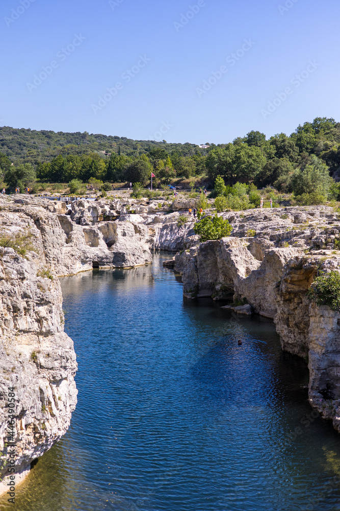 Vue estivale sur les cascades du Sautadet à La Roque-sur-Cèze (Occitanie, France)