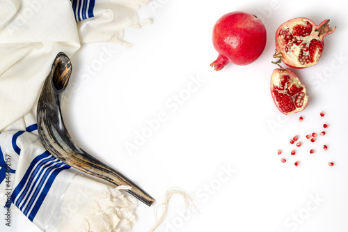 Quadro su tela Talit, shofar, pomegranate and pomegranate seeds, on white background, top view