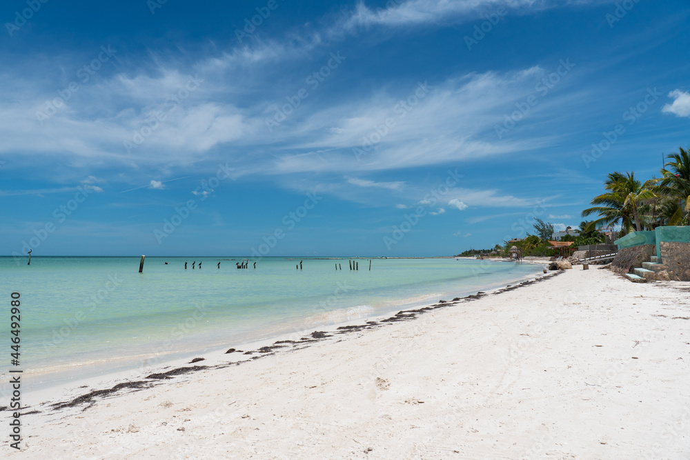 Playa noreste de la isla mexicana de Holbox, mostrando nubes, agua turquesa y arena blanca