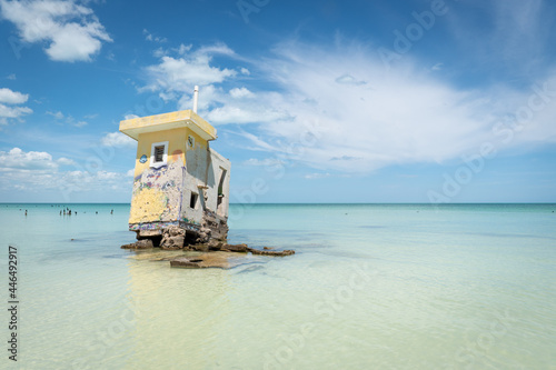 Photos Antiguo faro de la isla de Holbox, Mexico, caído en el mar caribe