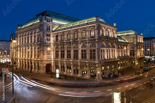 Wiener Oper zur blauen Stunde