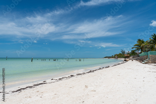 Playa noreste de la isla mexicana de Holbox  mostrando nubes  agua turquesa y arena blanca