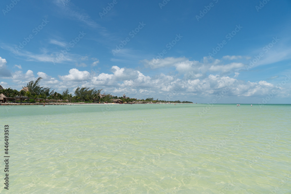 Fototapeta premium Foto de una playa del caribe desierta tomada desde una manga de arena