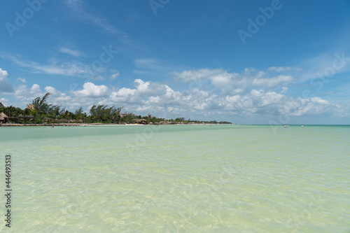 Foto de una playa del caribe desierta tomada desde una manga de arena