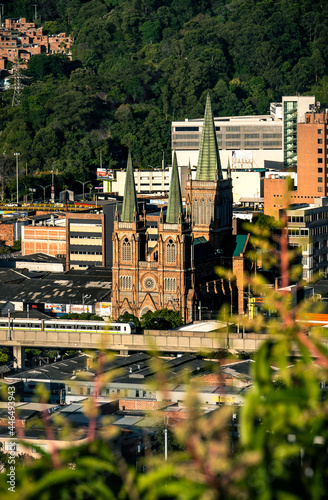 Paisaje del Metro de Medellin pasando por la Parroquia nuestra señora del perpetuo socorro