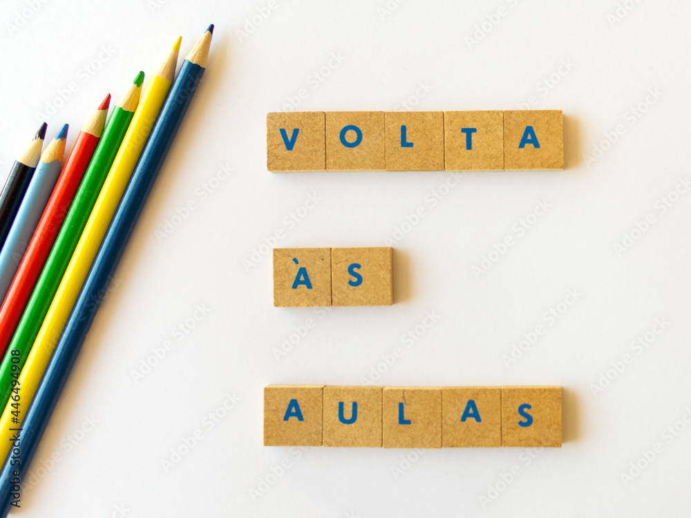 Foto de Volta às aulas escrito em português - fundo branco e lápis de ...