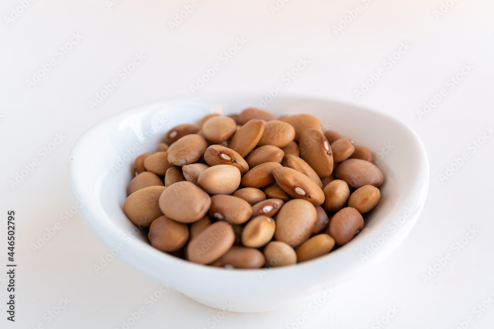 granos de frijoles bayos y fondo blanco granos de frijoles bayos y fondo blanco