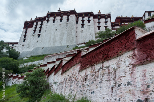 Fotografia LHASA, TIBET - AUGUST 17, 2018: Magnificent Potala Palace in Lhasa, home of the Dalai Lama before the Chinese invasion and Unesco World Heritage Site