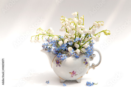Antike Kännchen als Vase mit  Maiglöckchen und Vergissmeinnicht Blumen,
