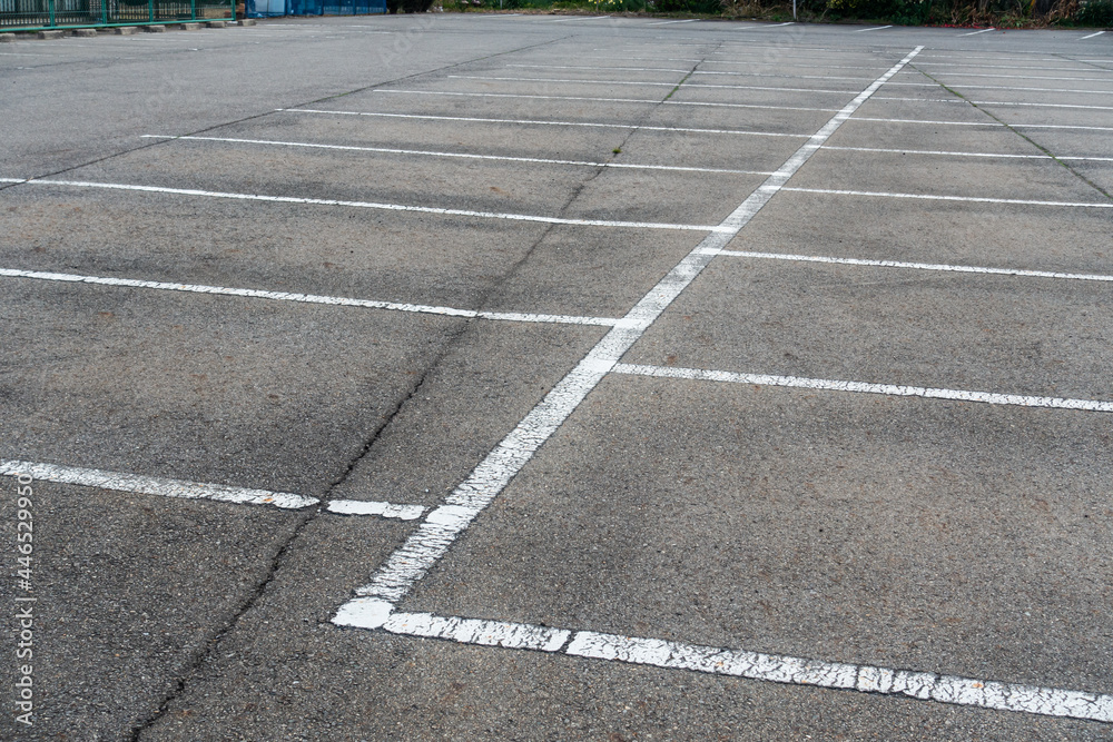 日本で撮影した舗装された駐車場の写真