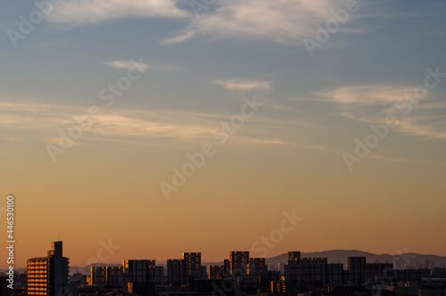 早朝神戸の高層マンション高層階より大阪方面。雲と空がオレンジ色に染まる