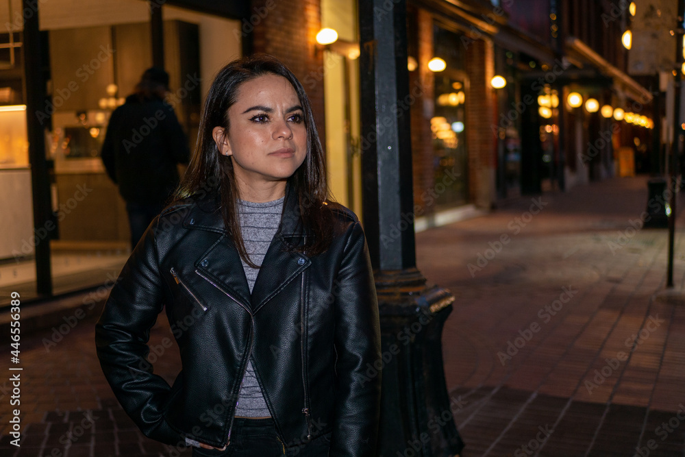 イルミネーションのきれいなダウンタウンで待つメキシコ人女性 Stock Photo Adobe Stock イルミネーションのきれいなダウンタウンで待つメキシコ人女性 Stock Photo Adobe Stock