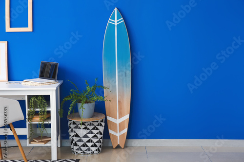 Canvas Print Interior of modern room with surfboard