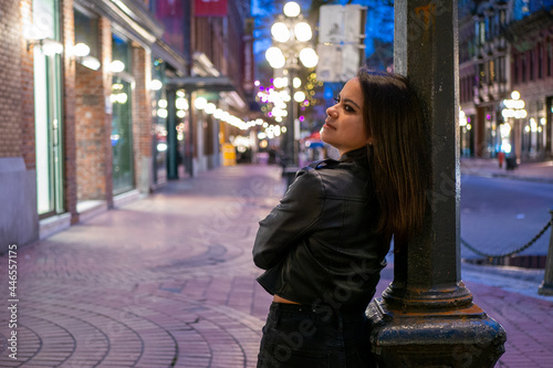 	イルミネーションの綺麗なダウンタウンで恋人を待つ外国人女性 photo