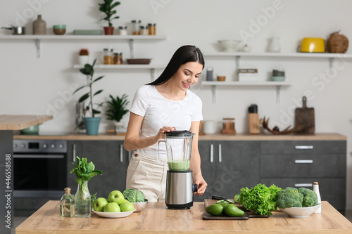 Young woman preparing healt...