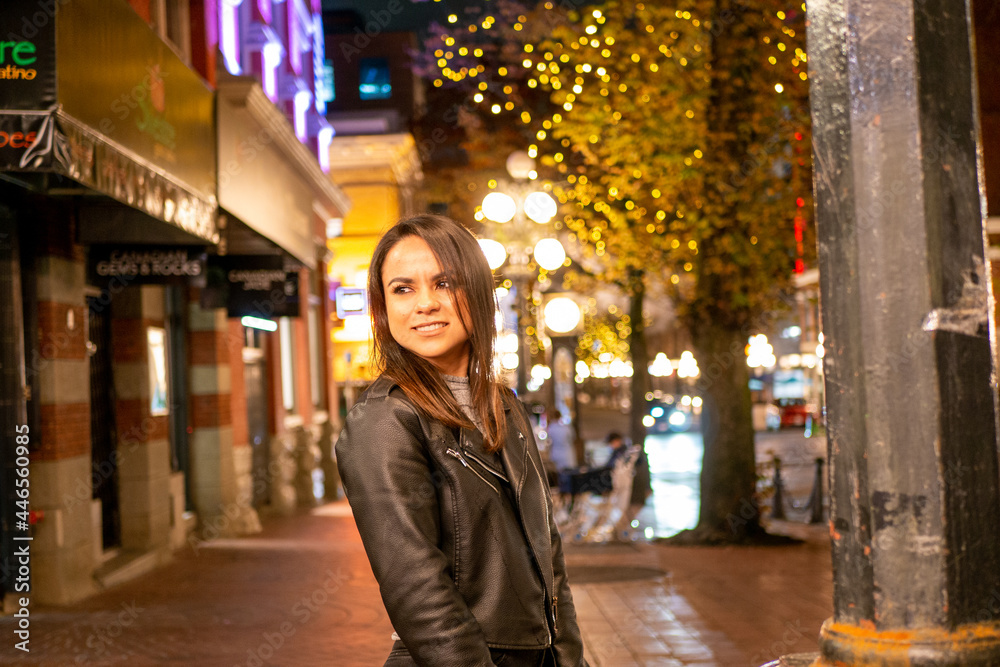 夜のダウンタウンを楽しむ女性