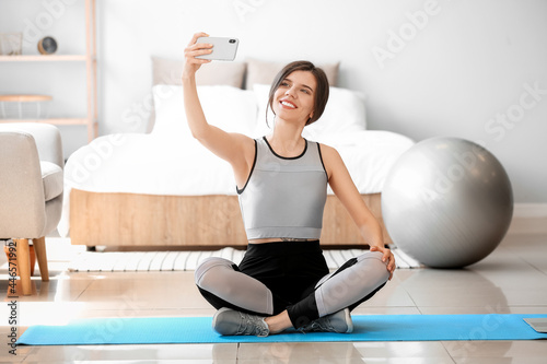 Sporty young woman taking s...