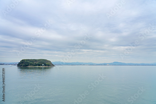 Fototapeta Naklejka Na Ścianę i Meble -  海に浮かぶ島