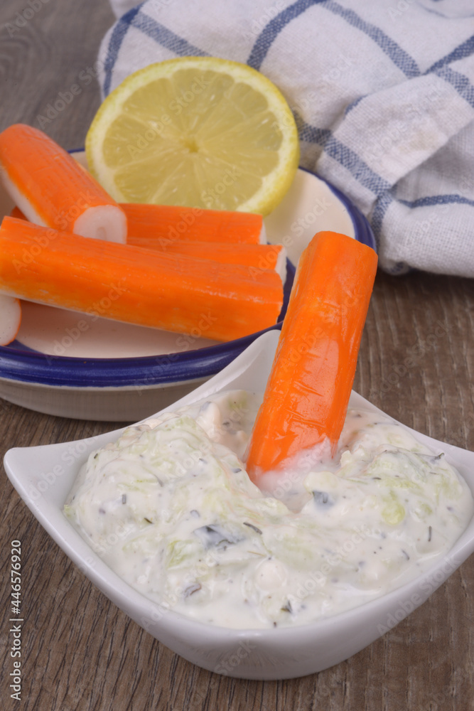 Bâtonnet de surimi dans un ramequin de sauce béarnaise en gros plan Bâtonnet de surimi dans un ramequin de sauce béarnaise en gros plan