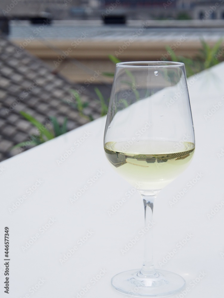 Obraz premium 白ワイン 北京 ワイングラス オリエンタル 旅行