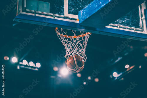 Obraz na plátně Scoring during a basketball game ball in hoop