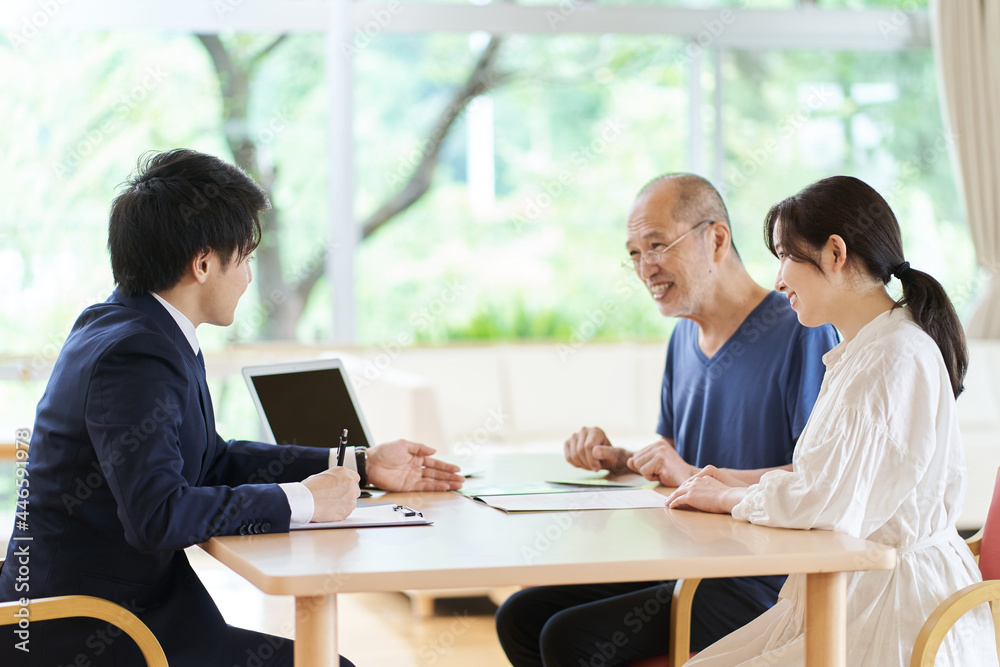 将来の相談をする親子 将来の相談をする親子