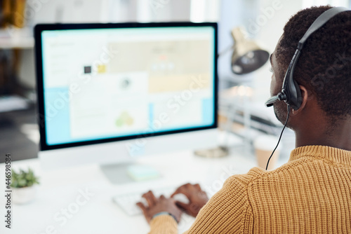 Foto Let me quickly pull your details from our system