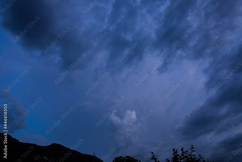 Naklejka premium Dramatic sky with clouds at sunset