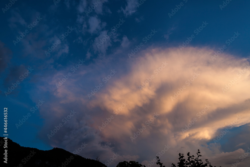 Naklejka premium Dramatic sky with clouds at sunset