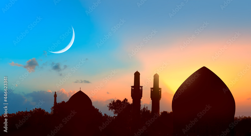 Obraz premium Islamic background with silhouette of a Mosque ramadan dusk sky and crescent moon in the background