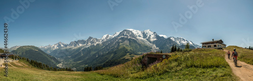 Vue panoramique du massif du mont Blanc depuis Les Houches, Haute-Savoie, France