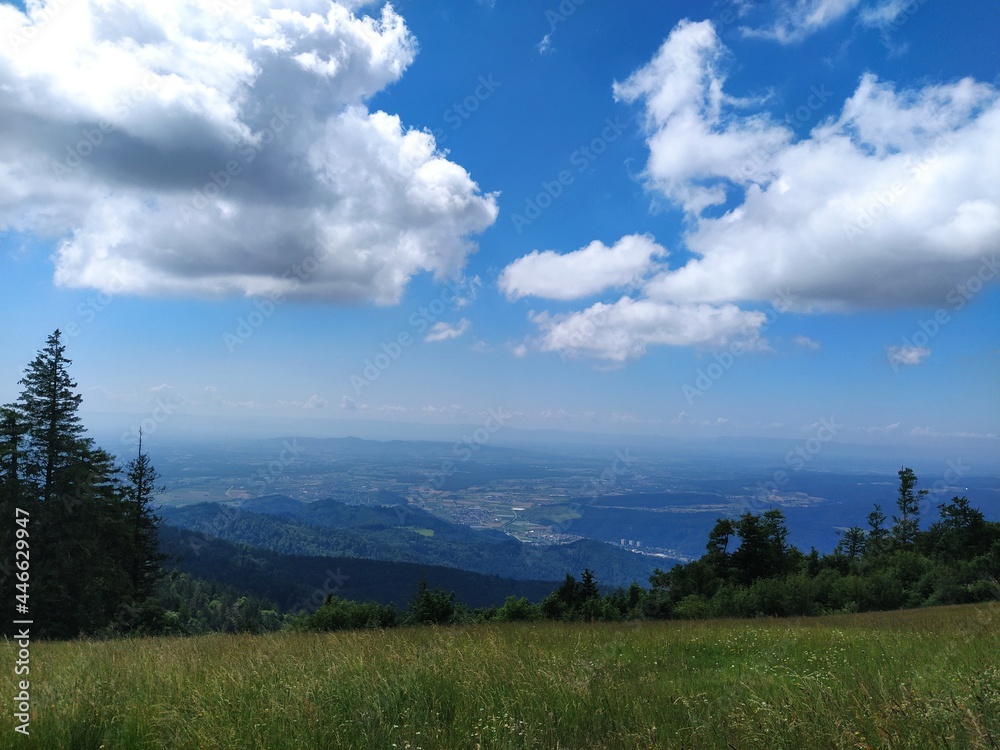 Talpanorama vom Berggipfel Talpanorama vom Berggipfel