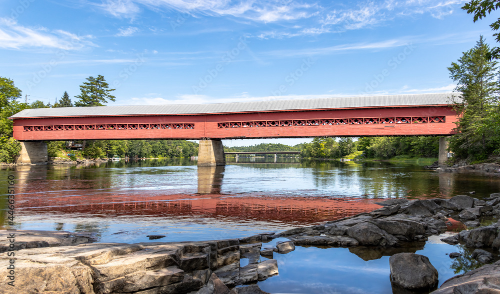 Naklejka premium Wakefield covered bridge over the Gatineau river