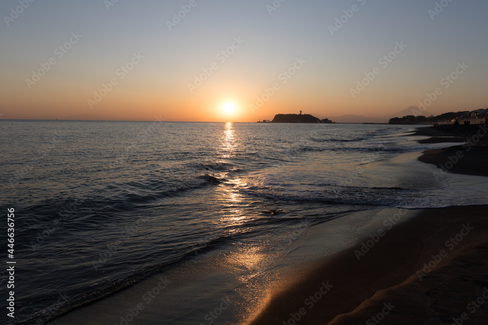 海岸に沈む夕日