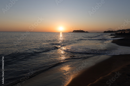 Obraz na płótnie 海岸に沈む夕日 w salonie