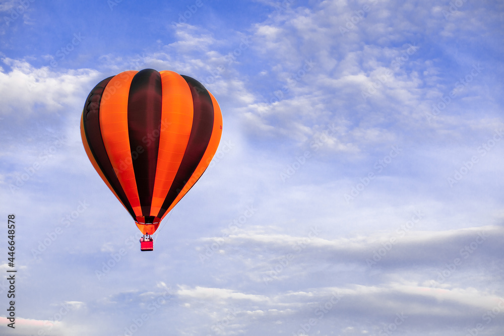 Fototapeta premium Red hot air balloon flying on blue sky