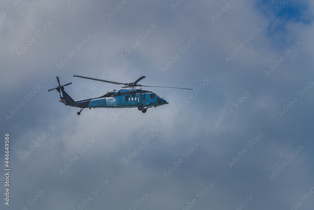 Fototapeta premium 2021-07-22 A LONE HELICPOTER IN FLIGHT WITH LIGHT CLOUD COVER