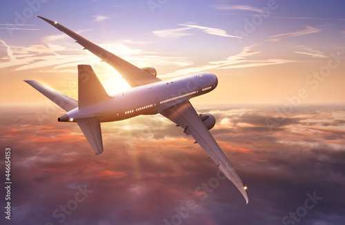 Pasażerski samolot komercyjny lecący ponad chmurami