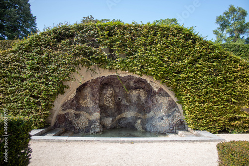 Petite fontaine sous un escalier