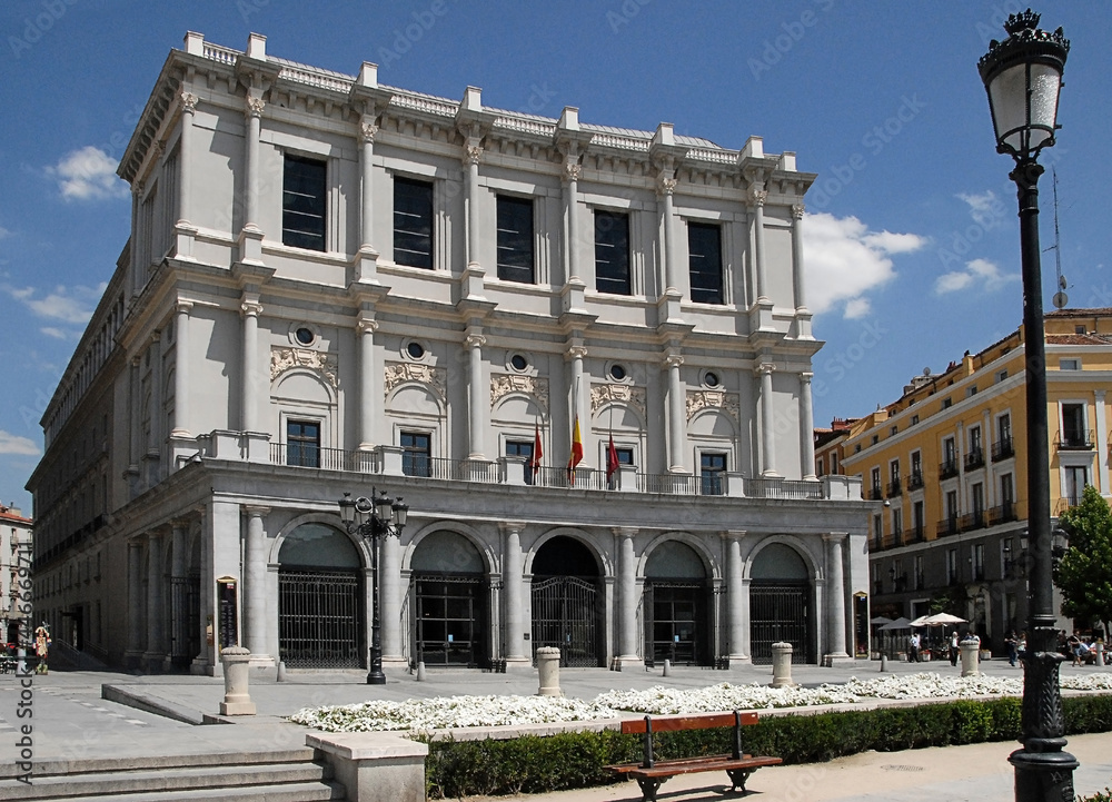 Plaza de Oriente y edificio del Teatro Real en el centro histórico de la ciudad de Madrid, Capital de España