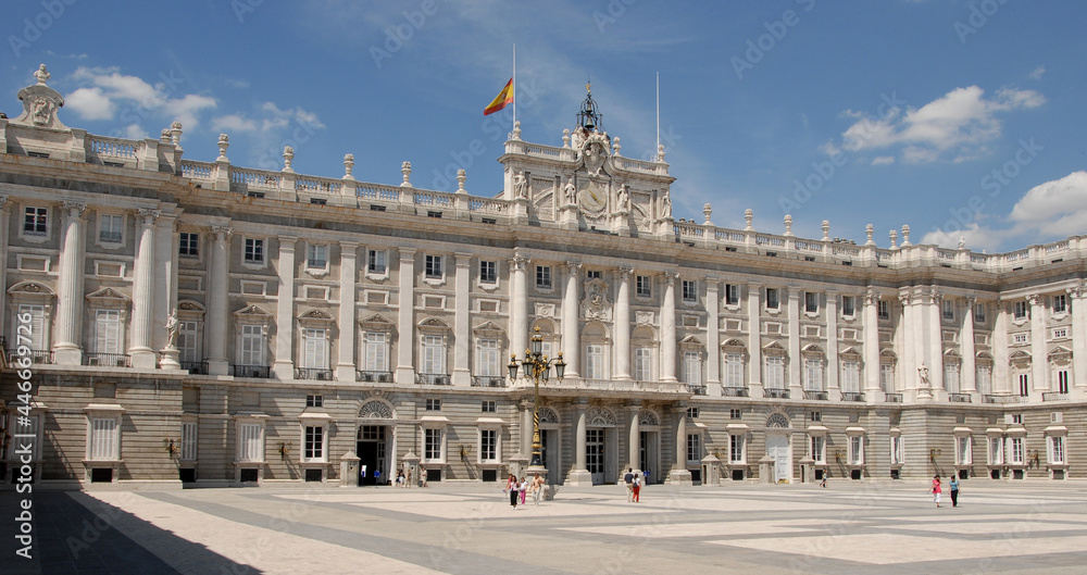 Vista de la plaza de la Armería y fachada del Palacio Real en el centro histórico de la ciudad de Madrid, Capital de España