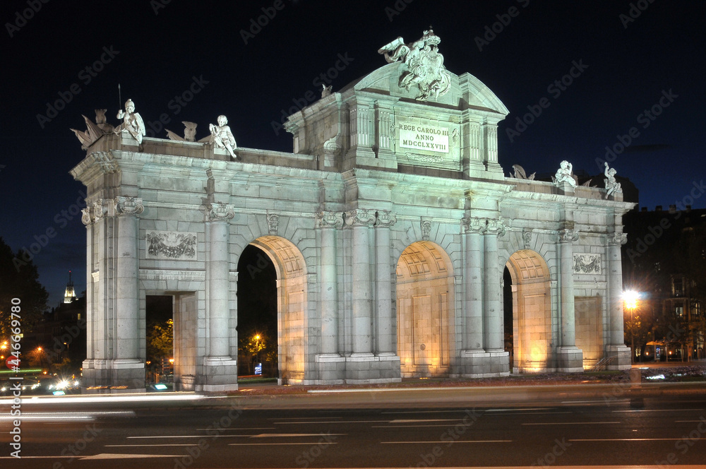Fototapeta premium Vista nocturna de la puerta de Alcalá en el centro histórico de la ciudad de Madrid, capital de España