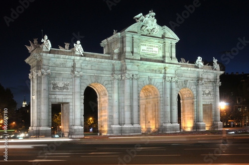 Vista nocturna de la puerta de Alcalá en el centro histórico de la ciudad de Madrid, capital de España