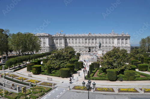 Plaza de Oriente y vista del Palacio Real en el centro histórico de la ciudad de Madrid, Capital de España