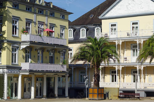 Bad Pyrmont Häuse und Palme am Brunnenplatz