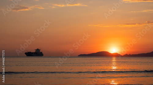 panorâmica de pôr-do-sol laranja na praia com barco navio no verão e férias