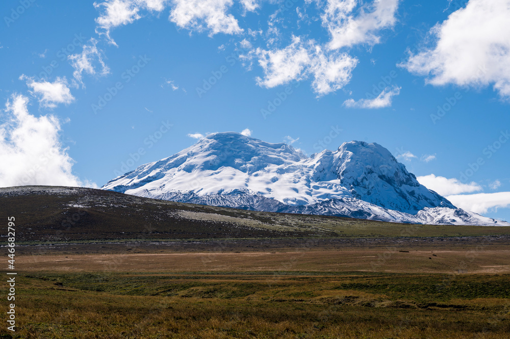 Fototapeta premium Paisaje con volcán nevado